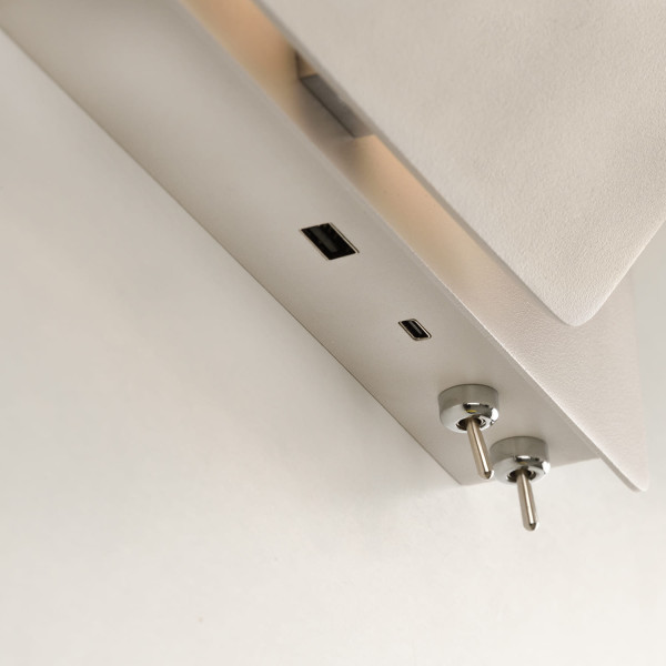 Aplique de pared acabado blanco LED 4W Aluminio interruptor cargador movil  USB 2700 K.